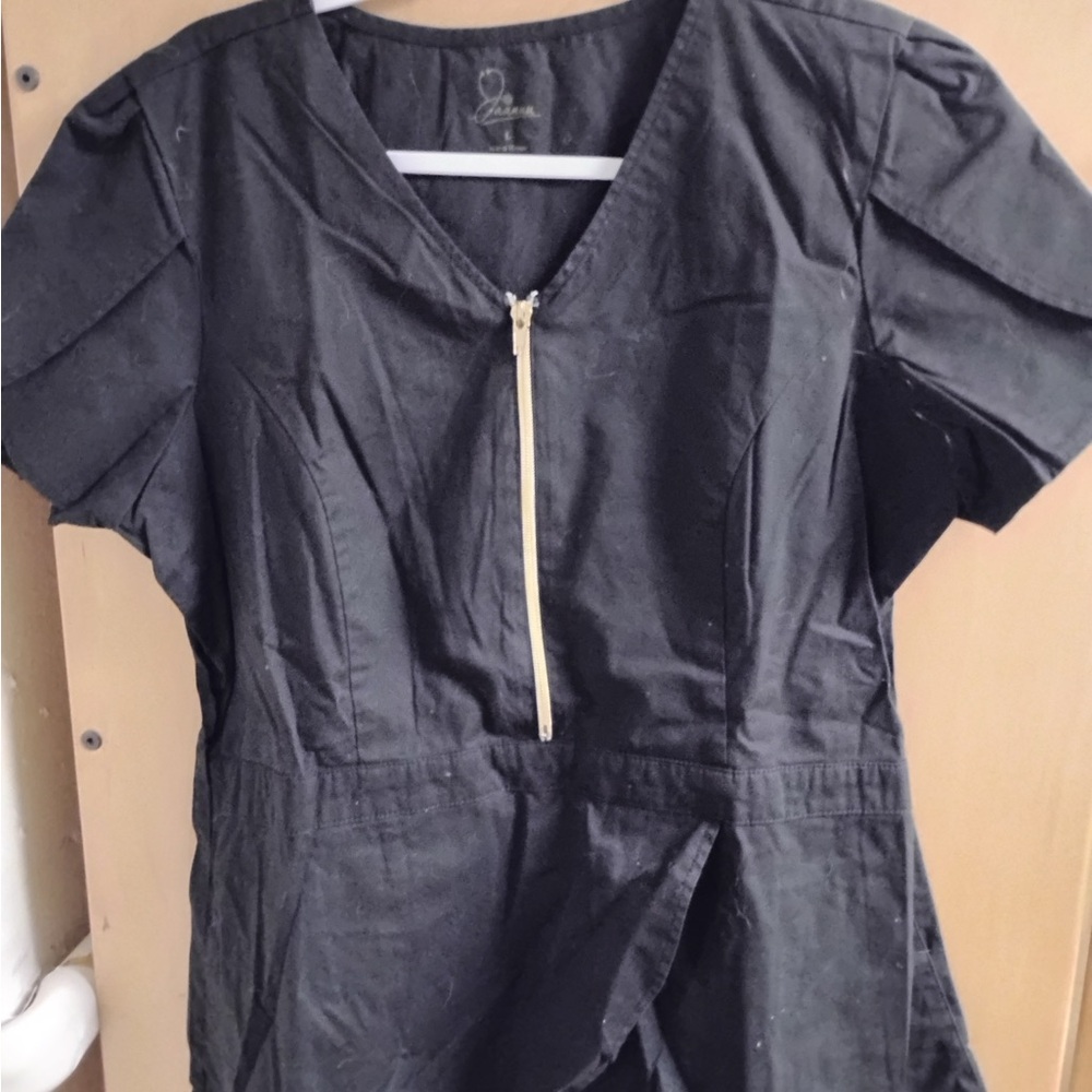 Jannuu Black Zippered Scrub Top